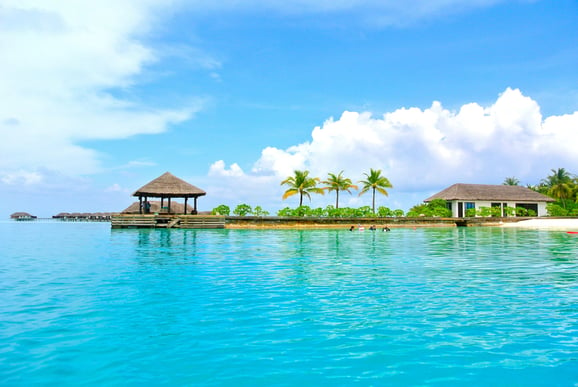 resort-beach-and-ocean-landscape-in-the-maldives_800
